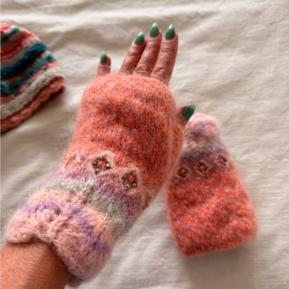 French Knot Hand-Knit Pink and Purple Fingerless Gloves - Picture 4 of 5